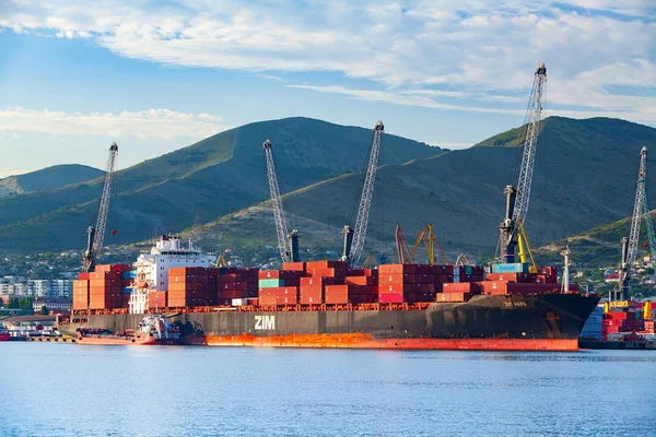 Novorossiysk / Russia 24 luglio 2018: Nave portacontainer ZIM Haifa in un porto di Novorossiysk, Russia — Foto Stock