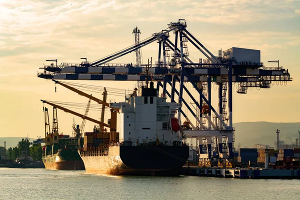 Containerfartyg i hamn, kvällsljus — Stockfoto