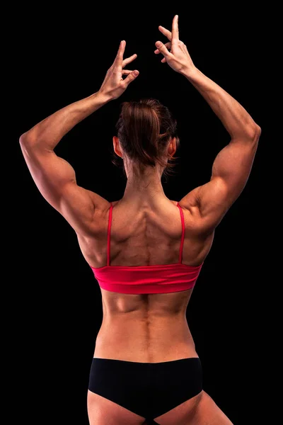 强壮的女人，肌肉发达，背对着黑色背景 — 图库照片