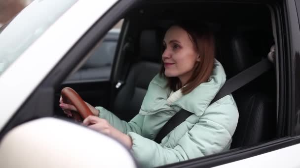 Mujer Bonita Sentada Coche Escuchando Música Bailando — Vídeo de stock