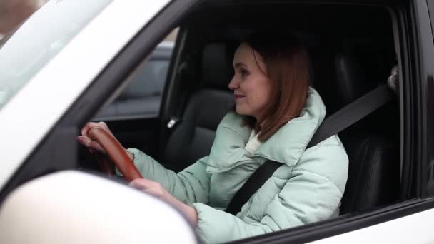 Jolie Femme Assise Voiture Écoutant Musique Dansant — Video