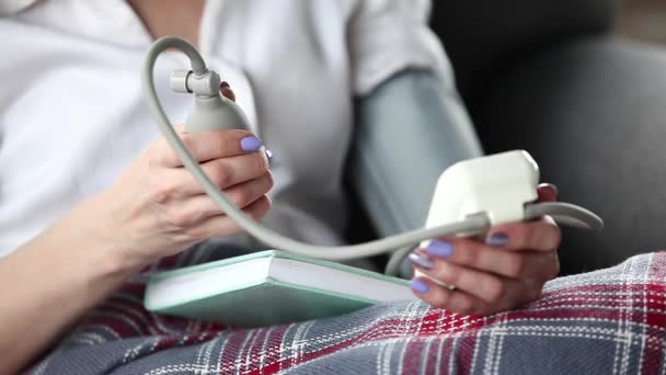 Frau Überprüft Ihren Blutdruck — Stockvideo