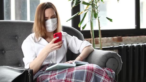 Forretningskvinde Med Virusinfektion Sidder Hjemme Sofa Medicinsk Maske Taler Telefon Royaltyfrie stock-videoer
