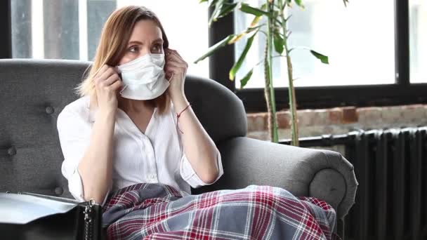 Mujer Con Máscara Médica Sosteniendo Libro Mientras Está Sentada Sofá — Vídeo de stock