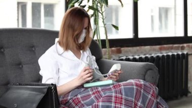 Kadın kan basıncını ölçüyor.