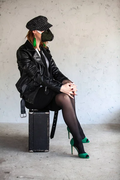 ウイルス感染に対する医療マスクを持つ女性観光客 コロナウイルス2020 スーツケースに悲しい座っています — ストック写真