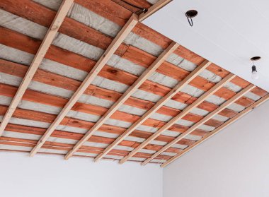 Evin tavan arası yapım aşamasında, Mansard duvarının tavanı