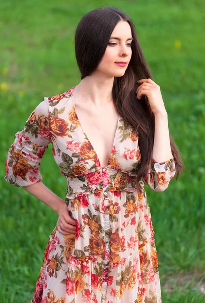 Mujer Bonita Vestido Verano Posando Aire Libre —  Fotos de Stock