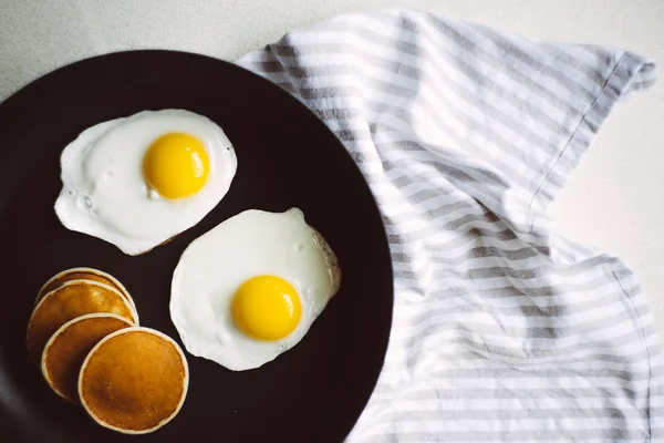 Ontbijt met twee eieren en pannenkoeken — Stockfoto