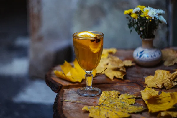 Vinho quente com laranja — Fotografia de Stock