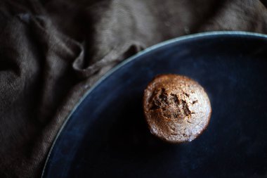 plaka üzerinde karanlık çikolatalı muffin