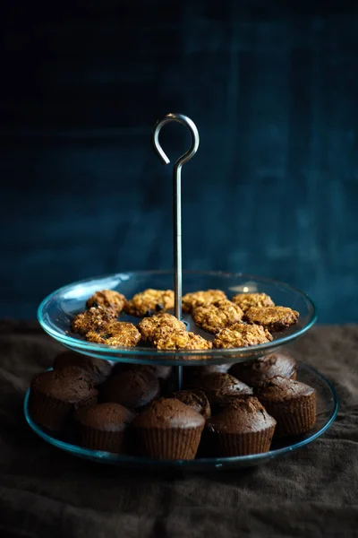 Magdalenas y galletas de chocolate negro —  Fotos de Stock