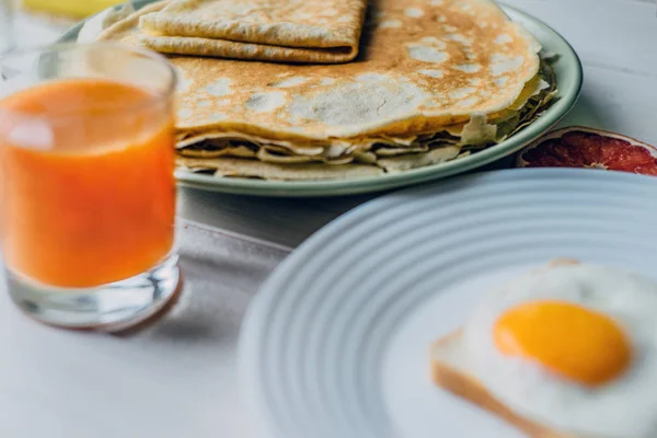 Gezond dieet ontbijt met pannenkoeken — Stockfoto