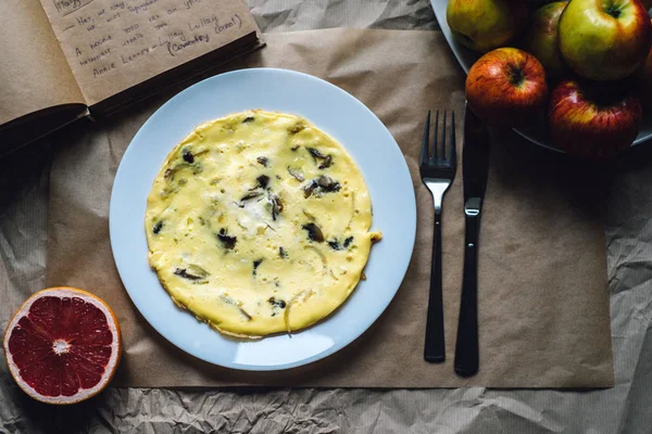 Desayuno con sabrosos huevos revueltos —  Fotos de Stock