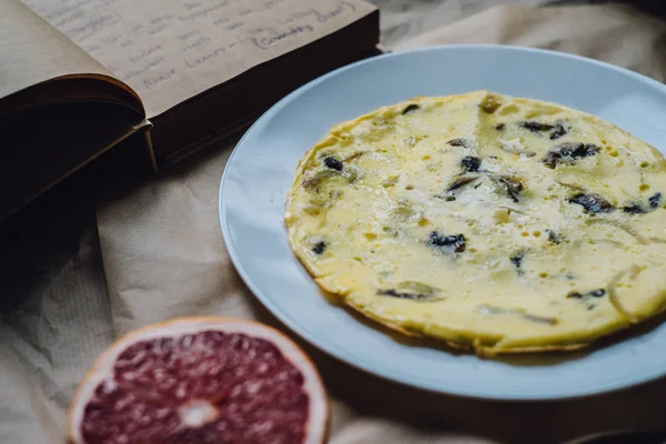 Desayuno con sabrosos huevos revueltos —  Fotos de Stock