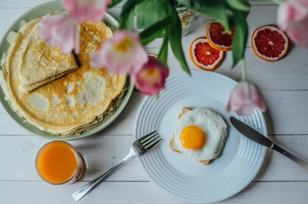 Gezond dieet ontbijt met pannenkoeken — Stockfoto