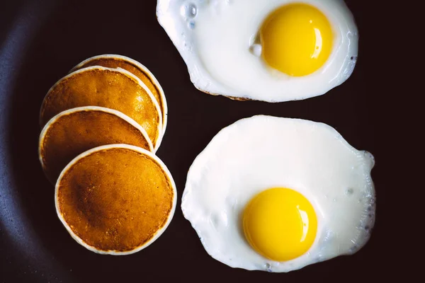 Gebakken eieren en pannenkoeken — Stockfoto