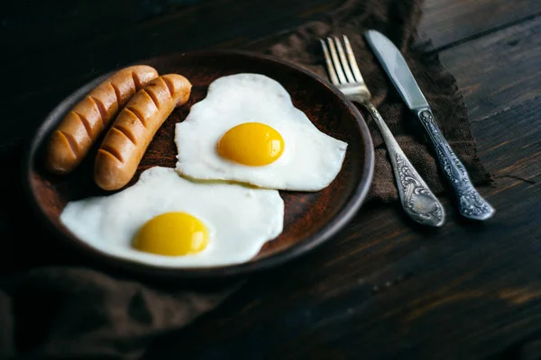 Smażone jajka i kiełbaski — Zdjęcie stockowe