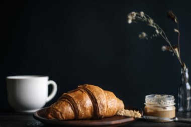 Yeni pişmiş kruvasan. 