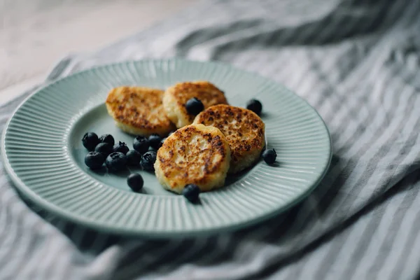Heerlijke huisgemaakte kaas pannenkoeken — Stockfoto