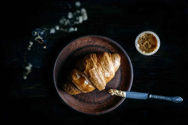 Vers gebakken croissant — Stockfoto