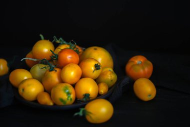 Plaka üzerinde sarı domates 