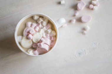 Marshmallow ile sıcak kakao bir fincan