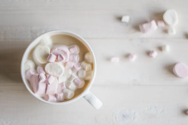Tasse heißen Kakao mit Marshmallows — Stockfoto