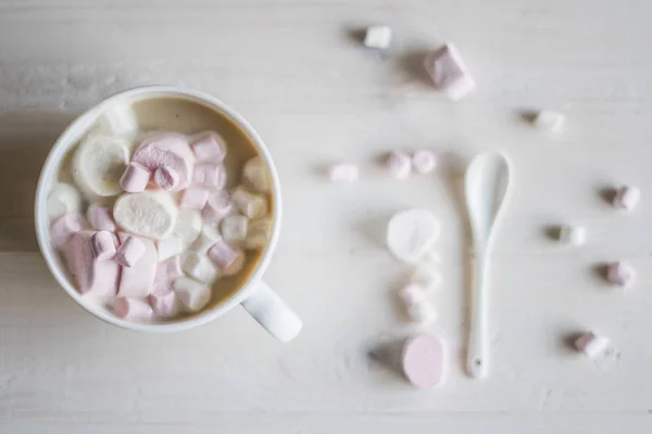 Šálek horkého kakaa s marshmallows — Stock fotografie