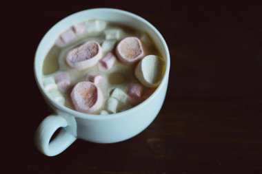 Marshmallow ile sıcak kakao bir fincan