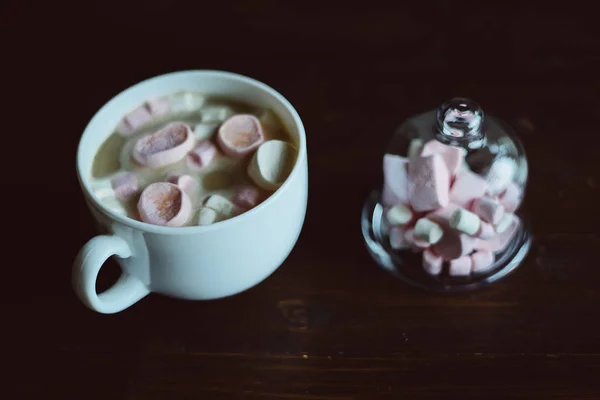 Tasse heißen Kakao mit Marshmallows — Stockfoto