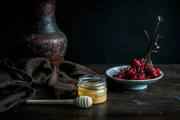 Viburnum con miele su sfondo tavolo — Foto Stock