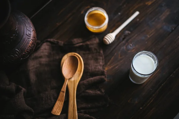 꿀, 우유와 함께 유리 용기 — 스톡 사진