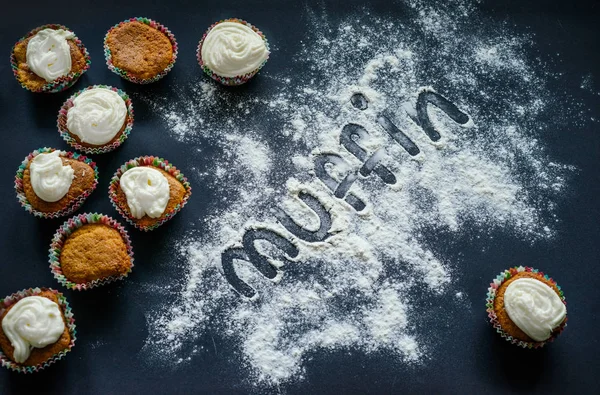 Muffin palabra escrita en la mesa — Foto de Stock