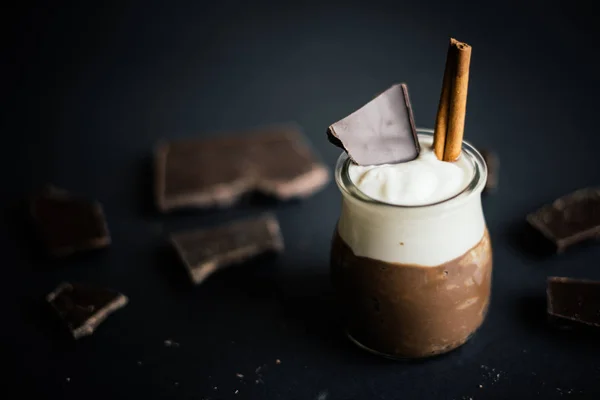 Coupe de chocolat chaud avec des barres de chocolat — Photo