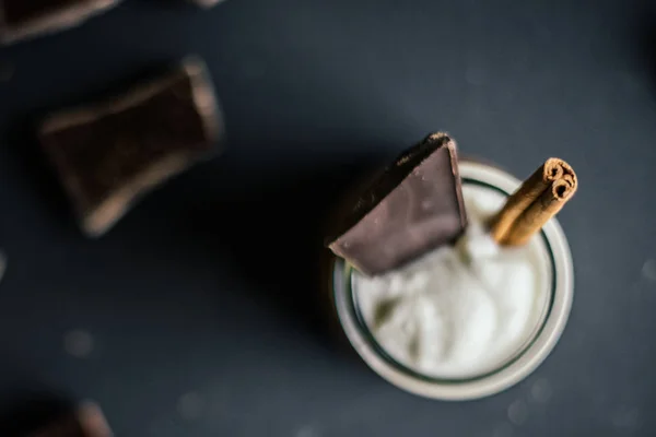 Šálek horké čokolády s čokoládové tyčinky — Stock fotografie
