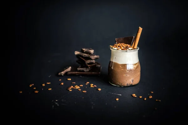 Tasse de chocolat chaud avec barres de chocolat et granola — Photo