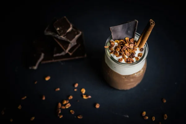 Tasse heiße Schokolade mit Schokoriegeln und Müsli — Stockfoto