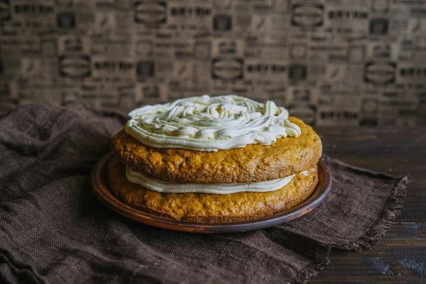 Délicieux gâteau maison à la crème — Photo