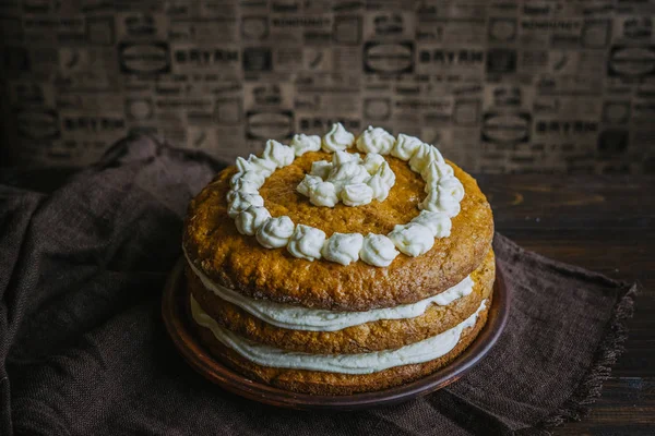 Deliziosa torta fatta in casa con crema — Foto Stock