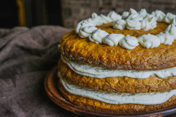 Délicieux gâteau maison à la crème — Photo