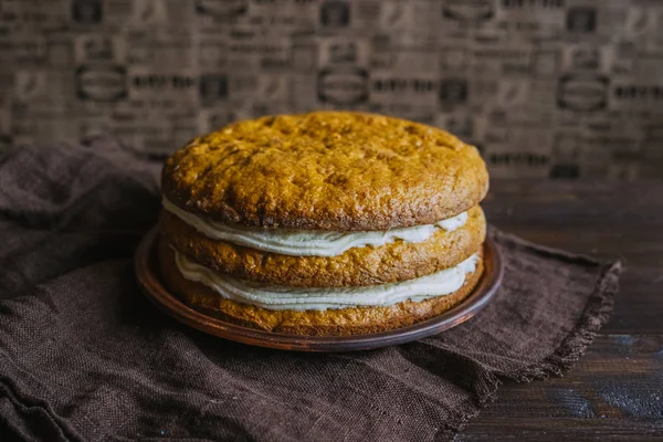 Délicieux gâteau maison à la crème — Photo