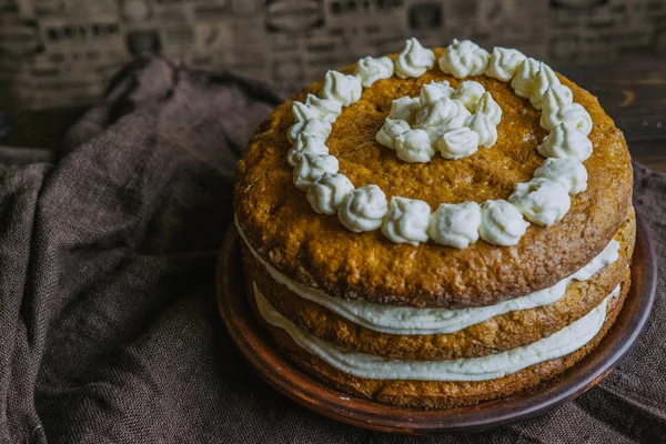 Délicieux gâteau maison à la crème — Photo