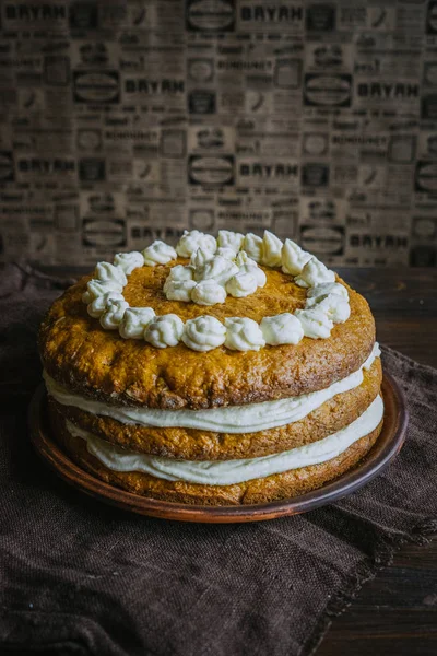 Délicieux gâteau maison à la crème — Photo