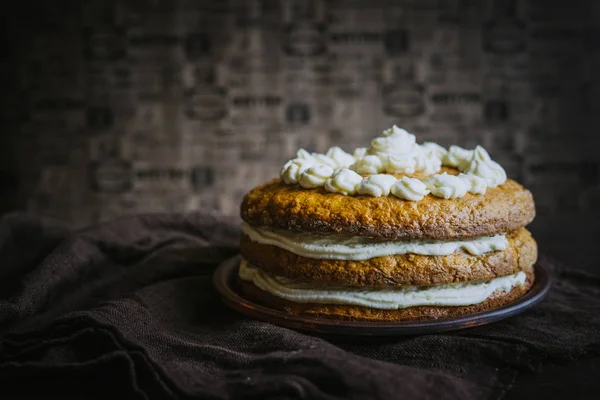 Délicieux gâteau maison à la crème — Photo