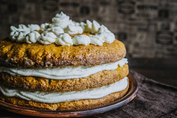 Deliziosa torta fatta in casa con crema — Foto Stock