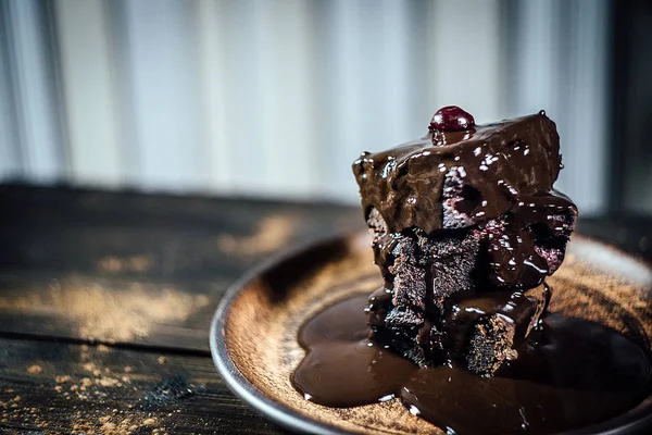 Stuk chocolade taart in plaat — Stockfoto