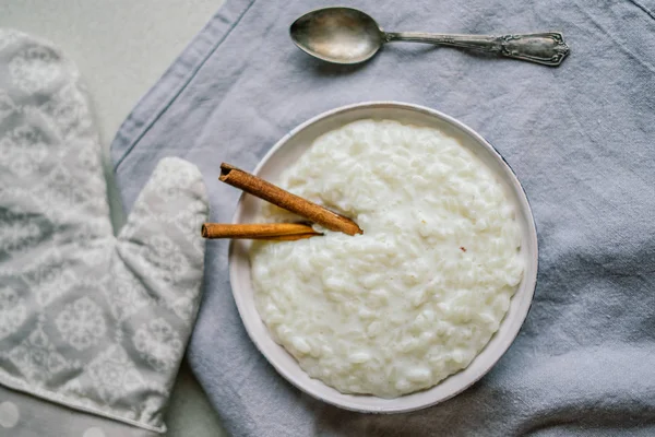 Prato com flocos de arroz mingau — Fotografia de Stock