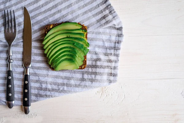 Sliced avocado on toast bread — Stock Photo, Image