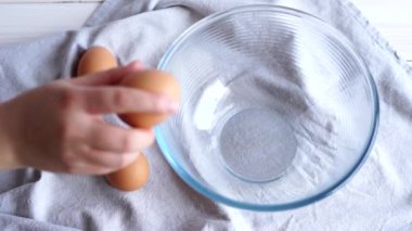 kadın kırık yumurta 